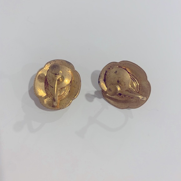 Vintage Cameo Screw Back Earrings - Picture 3 of 3